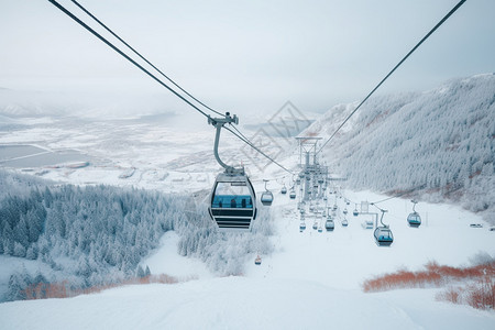 户外滑雪场的缆车高清图片