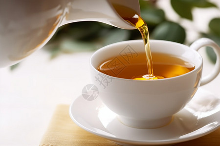 白色茶杯中的红茶图片