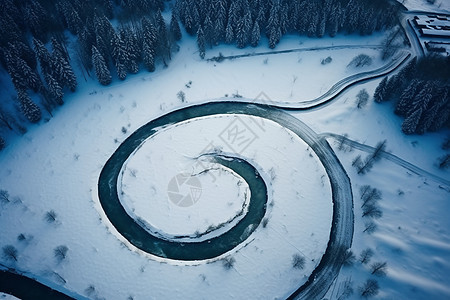 冬季雪地的里的螺旋图片