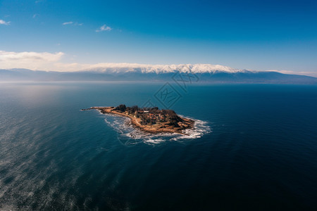 海洋中的岛屿自然景观图片