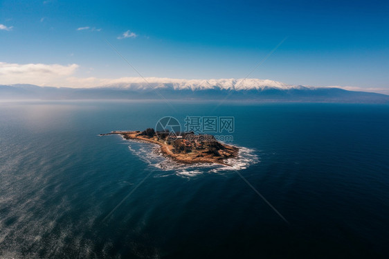 海洋中的岛屿自然景观图片