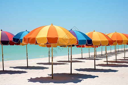 海滩上的遮阳伞图片
