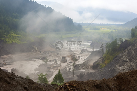 山体滑坡后的山路图片