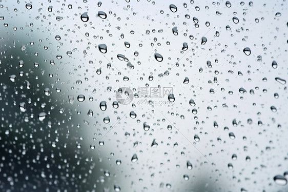 窗户上有雨滴的玻璃图片