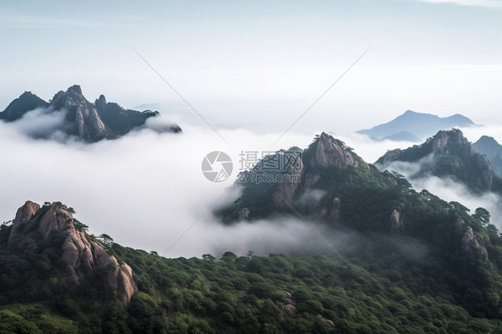 山顶的云雾美景图片