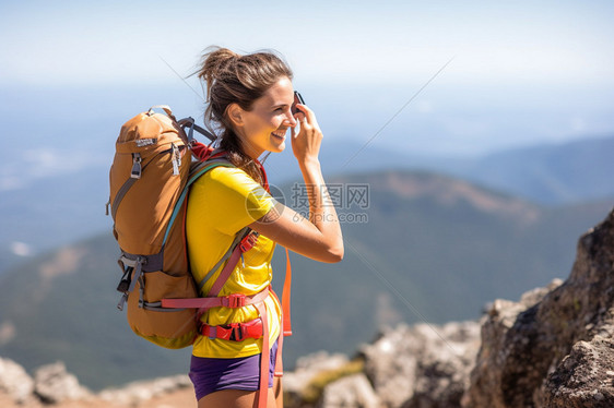 登上山顶的女人图片