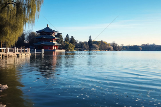 平静淡雅的湖水图片