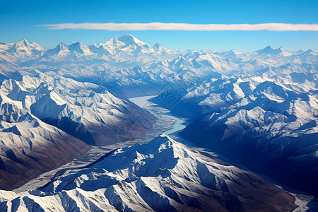 层峦的雪山图片