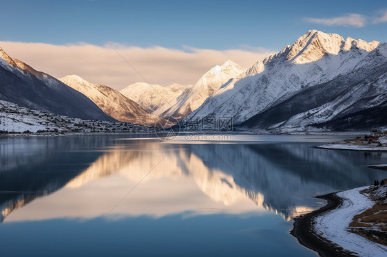 雪山下的湖泊图片