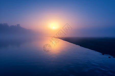 阳光普照的湖面图片