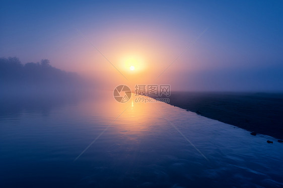 阳光普照的湖面图片