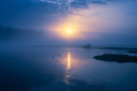 雾气朦胧的湖面背景图片