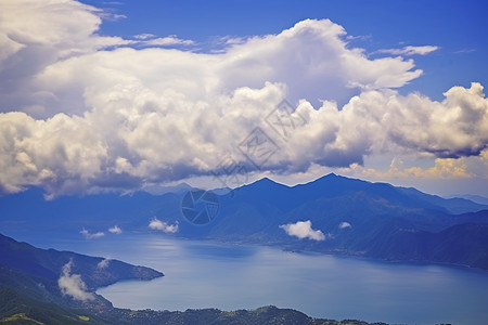 清澈明亮的湖泊背景图片
