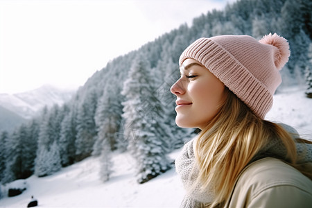 女人在雪山图片