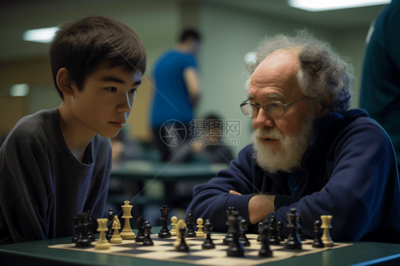 与西洋棋大师讨论的学生图片