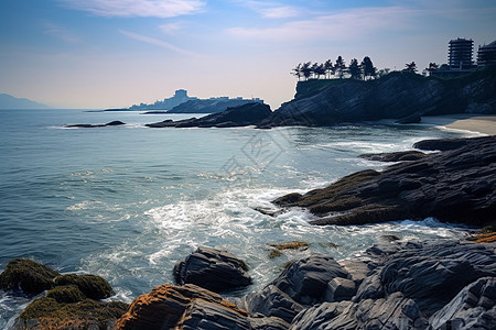 海边的浪花击打着岩石图片