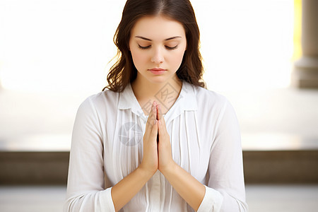 一位年轻女性正在祈祷图片