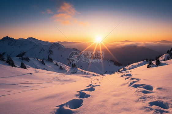 被光布满的雪山之巅图片