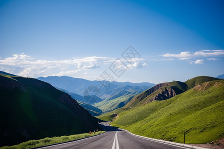 山脉中的交通道路图片