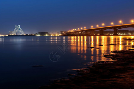 夜晚河面图片