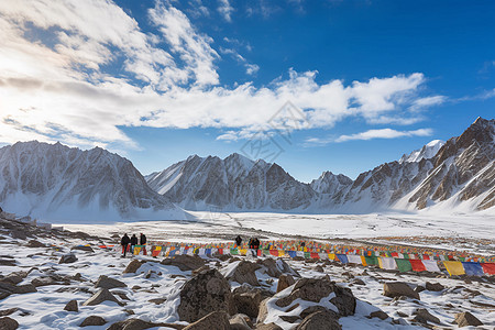 天空下的美丽雪山图片