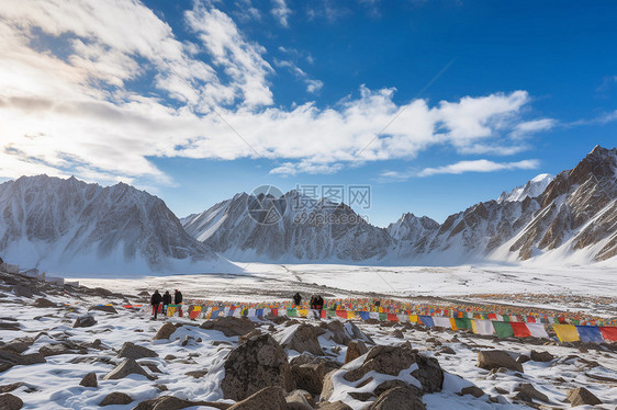 天空下的美丽雪山图片