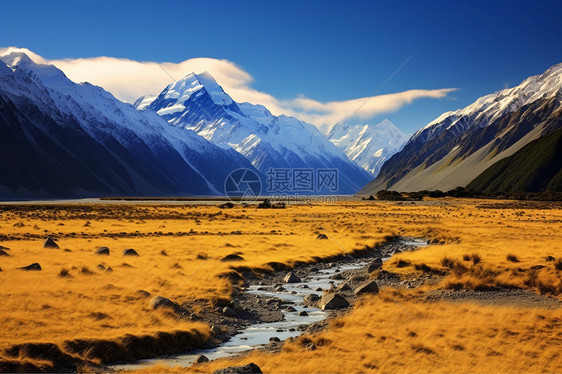 雪山下的草原河流图片