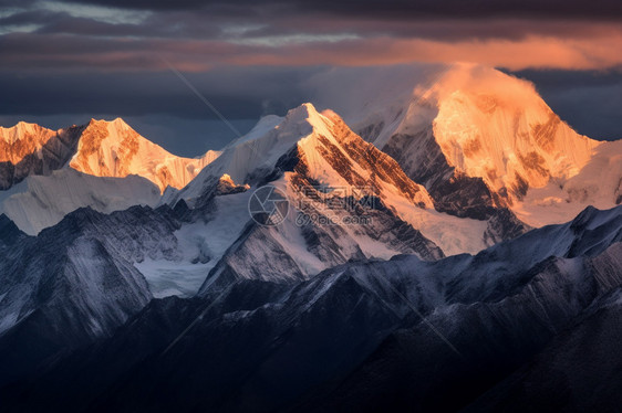 阳光下的山峰图片