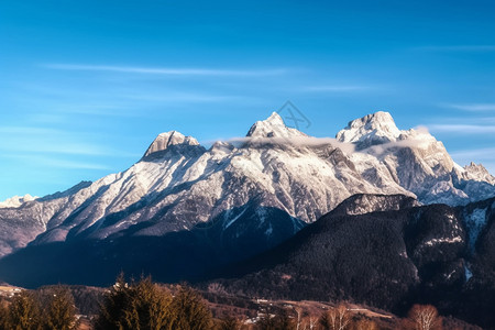 荒原雪山远景图片