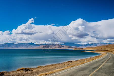 天空下的圣湖美景图片