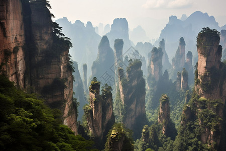 景区里高耸的山脉图片