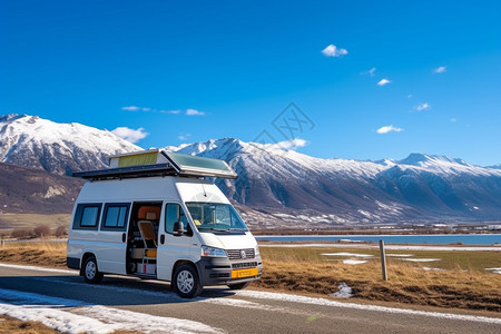 露营车停在高山景观中图片