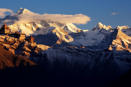 雪山与寺庙图片