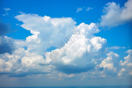 蓝盈盈的天空背景图片