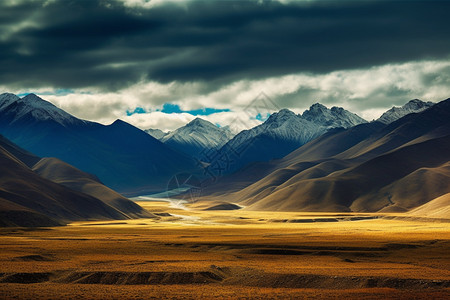 站在高处乌云压在雄伟的山脉高处背景