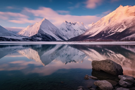 湖面反射雪山的倒影背景图片