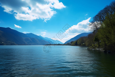 蓝天下清澈的湖水背景图片