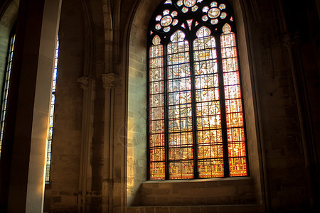 教堂内窗户特写图片