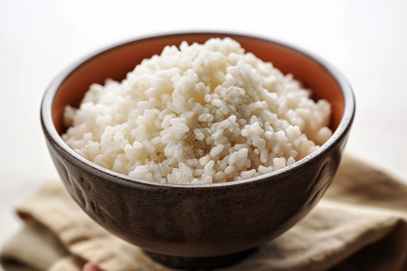 用木色碗装着的米饭图片