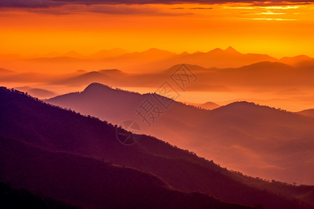 被朝霞染红的山峰图片