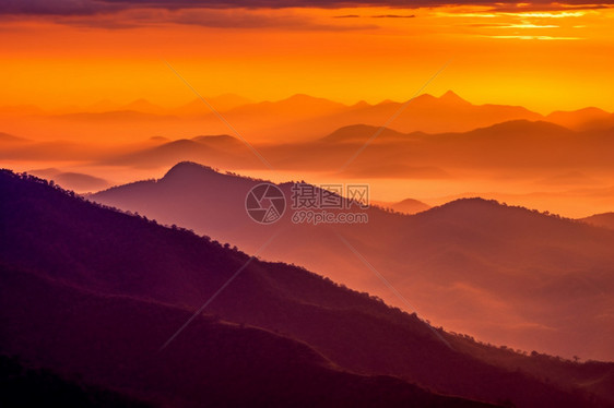 被朝霞染红的山峰图片