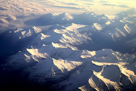 金山云延绵起伏的雪山背景