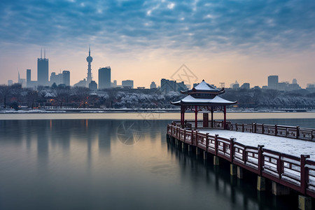 城市与湖水图片