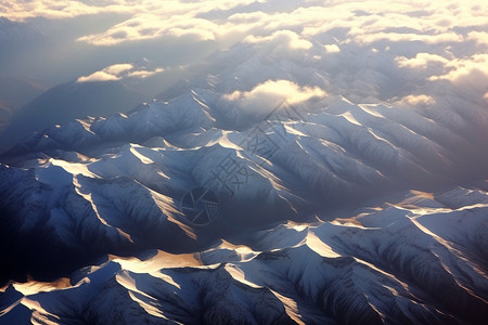 白云下的雪山图片