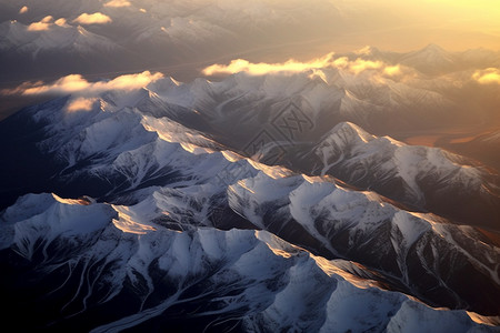 航拍雪山山顶图片