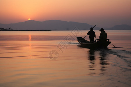夕阳下的渔民图片