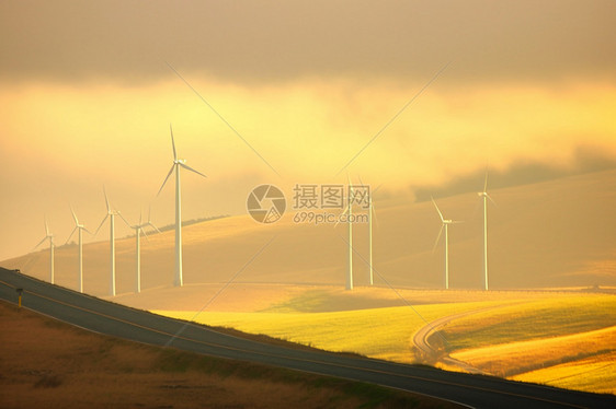 公路旁的输电塔图片