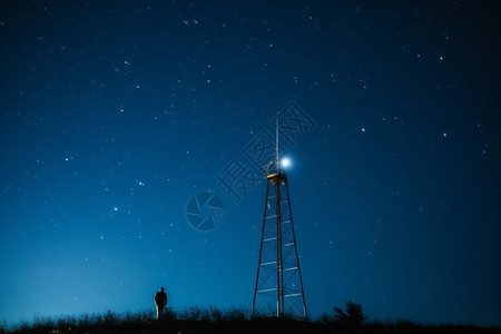 夜晚下的信号塔图片