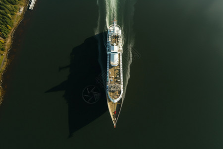 航拍行驶的船舶图片