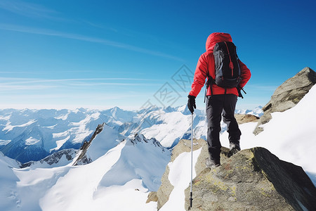 攀登山峰的男子图片